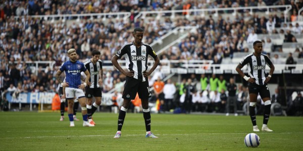 纽卡斯尔锋霸伊萨克的未来悬而未决，霍维心有不甘